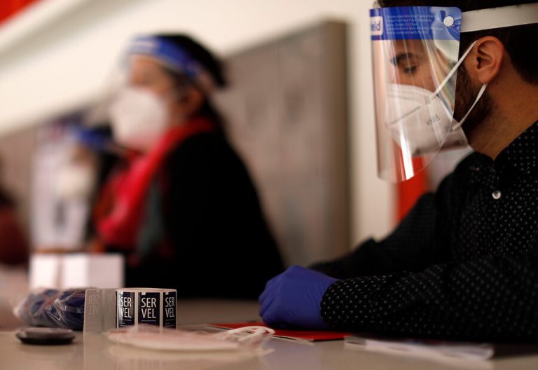 Servel: Vocales de mesa serán sometidos a test de síntomas el día anterior al plebiscito