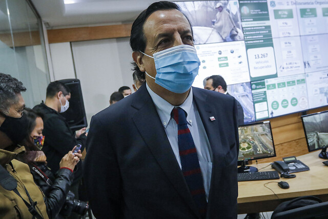 Ministro Pérez respalda a Carabineros tras cargos de Contraloría: 