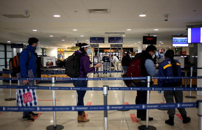 Acuerdan medidas para agilizar los tiempos de espera en el Aeropuerto de Santiago