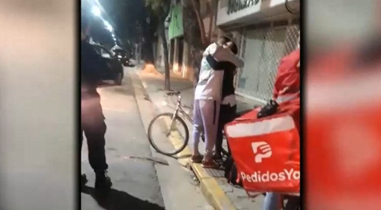 Le robaron bicicleta a repartidor y vecina le regaló la suya para que pudiera seguir trabajando