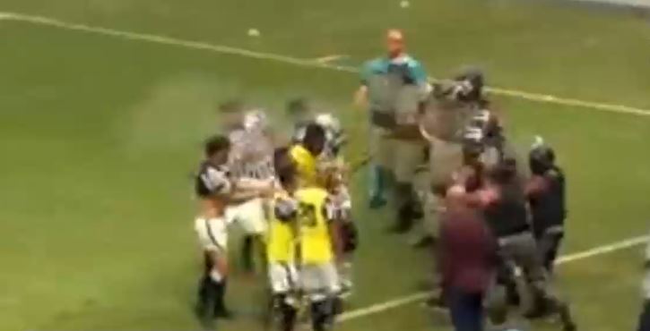Policía atacó a jugadores con gas pimienta en partido de la tercera división en Brasil