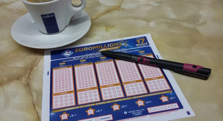 Escapó de la policía, pero se le cayó una mochila que tenía un billete ganador de la lotería