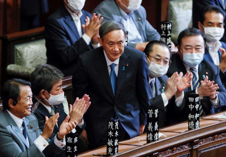 Yoshihide Suga fue elegido por el Parlamento como nuevo primer ministro de Japón