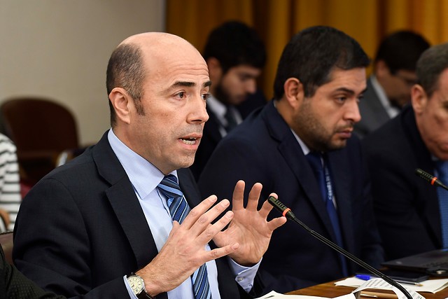 Por sumario contra Carabineros: Parlamentarios UDI y RN denuncian a Contraloría ante organismo internacional