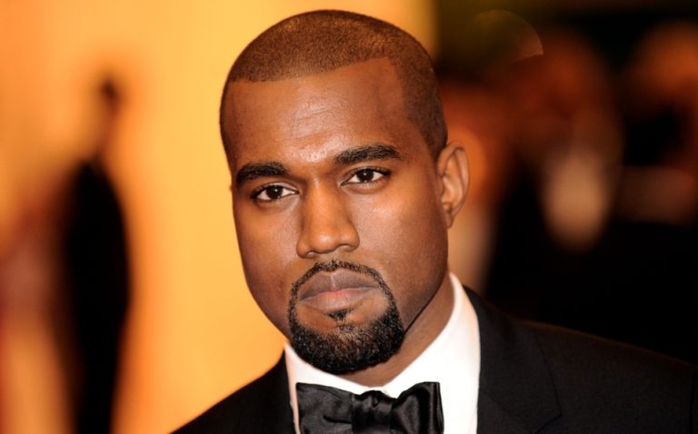 Kanye West publica video orinando sobre un Grammy en medio de disputa con sus discográficas