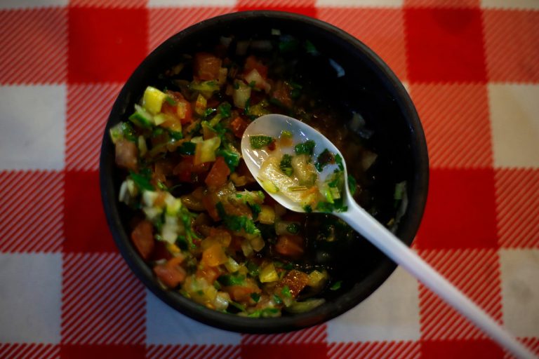 Niño de 6 años se hace viral con tierno tutorial para preparar pebre