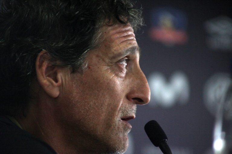 Mario Salas explotó en conferencia de prensa y fue nuevamente por un celular que sonó