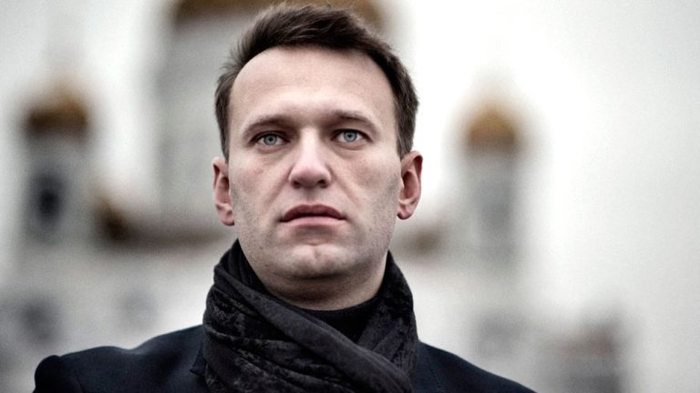 Alexei Navalny fue envenenado a través de botella de agua en hotel, asegura su equipo