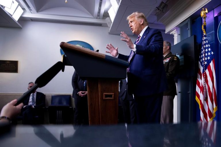 Trump: Vacuna contra el COVID-19 estará disponible para los estadounidenses en abril