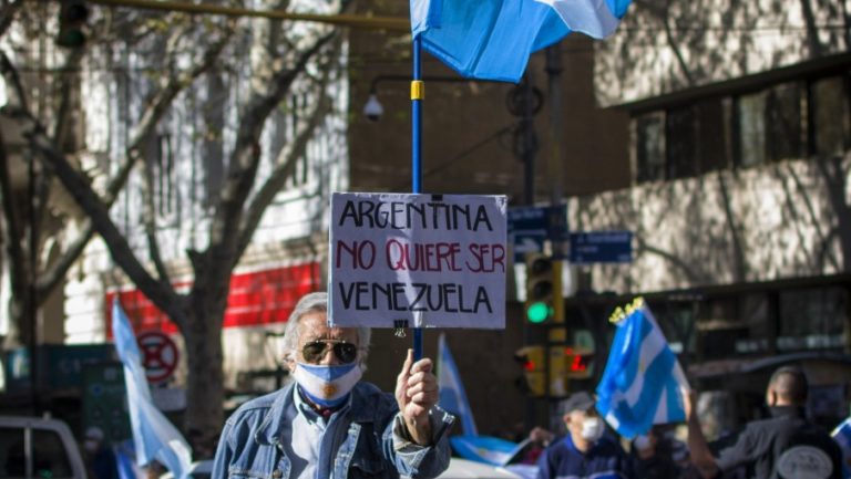 Nuevo banderazo contra el gobierno argentino tras remoción de jueces en el caso de Cristina Fernández