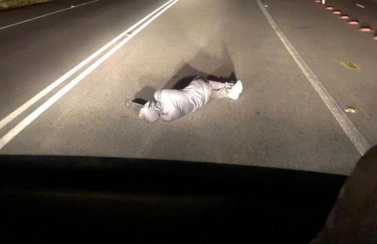 Sorprenden a hombre durmiendo en plena carretera en Quilpué