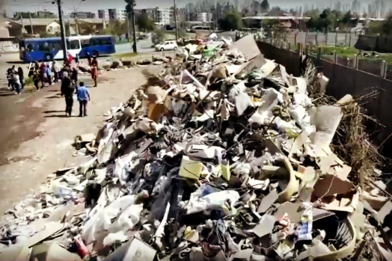 “Debo vivir con el mal olor”: Vecinos de La Florida y Puente Alto luchan para erradicar basural frente a sus casas