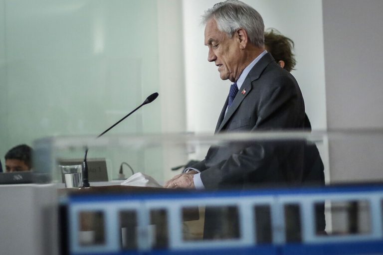 Trabajadores del Metro protestaron durante anuncio de presidente Piñera sobre apertura de 100% de la red