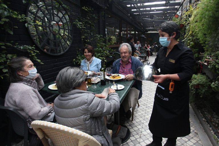 Gobierno evalúa retrasar inicio del toque de queda: Industria gastronómica dice que es el camino correcto
