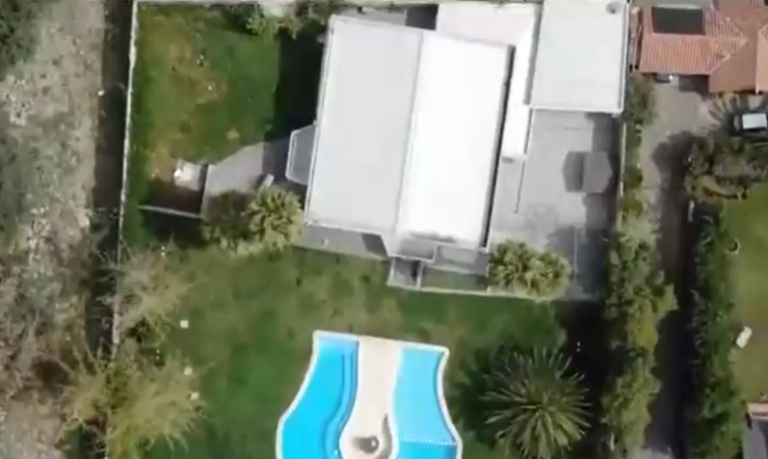 Tiene 9 habitaciones y 8 baños: Así es la lujosa casa de Vidal que está en venta por $1.500 millones