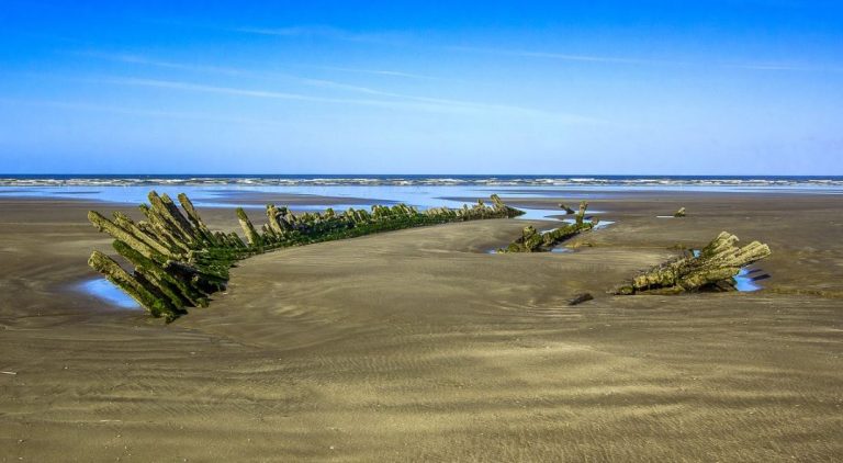Encuentran bomba de la II Guerra Mundial en una playa de Inglaterra