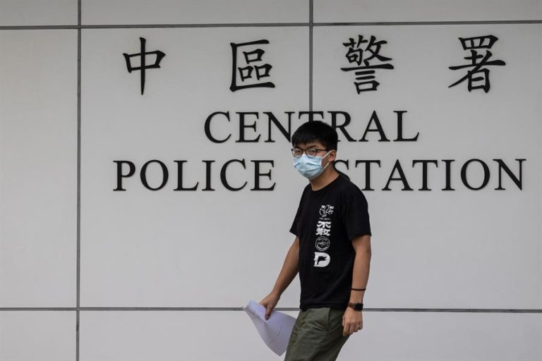 Líder de las protestas en Hong Kong fue arrestado por cubrirse el rostro