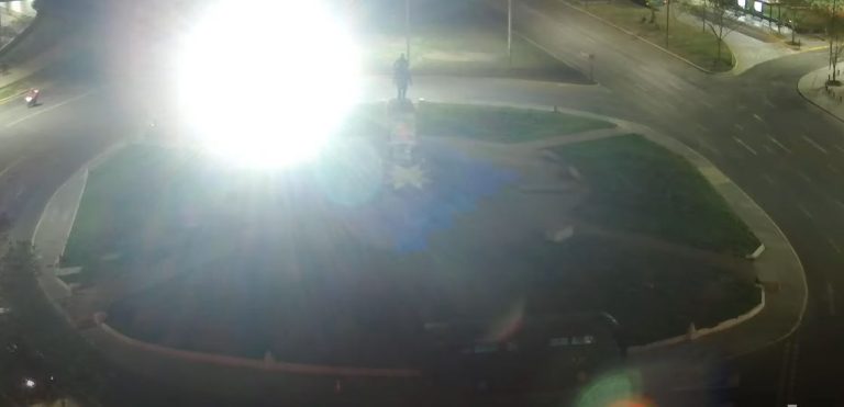 Carabineros apuntó con foco intervención lumínica autorizada en Plaza Baquedano