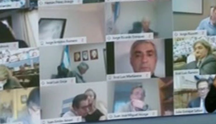 Quedó en video: La explicación del diputado argentino que salió besando el pecho de su pareja en plena sesión