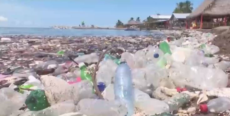 Paradisiacas playas de Honduras son afectadas por “tsunamis” de basura
