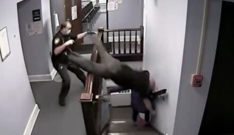 Cámaras captaron fuga de película: Policía se lanzó de cabeza y se rompió 4 costillas