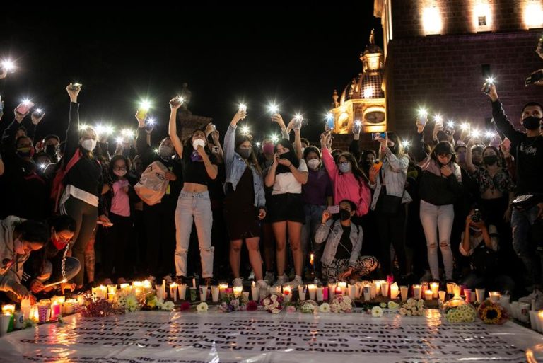 Femicidio de joven profesora conmociona México mientras protestas contra violencia de género aumentan