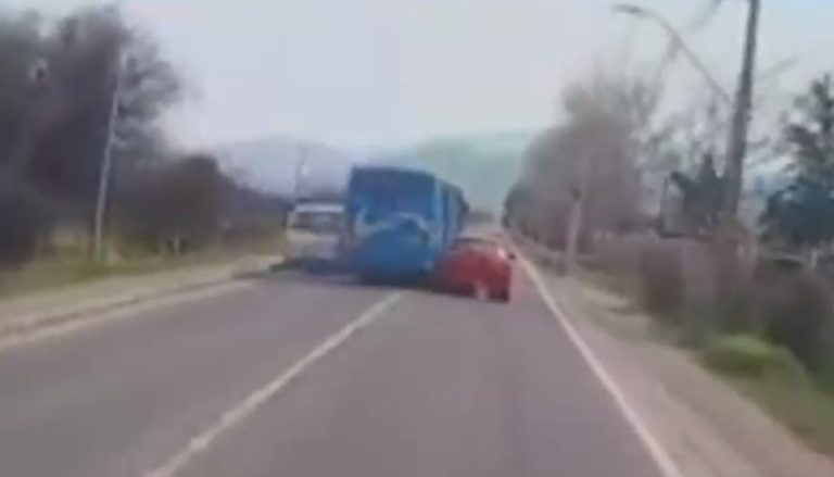 Video captó peligrosa maniobra de un bus: Estuvo a centímetros de una tragedia