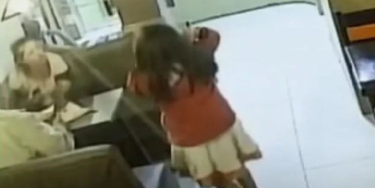 Repudio total: Captaron un brutal maltrato a niña en un restaurante