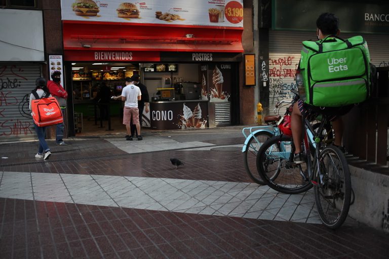 Justicia española ordena a empresa contratar a sus repartidores: ¿Podría ocurrir en Chile?
