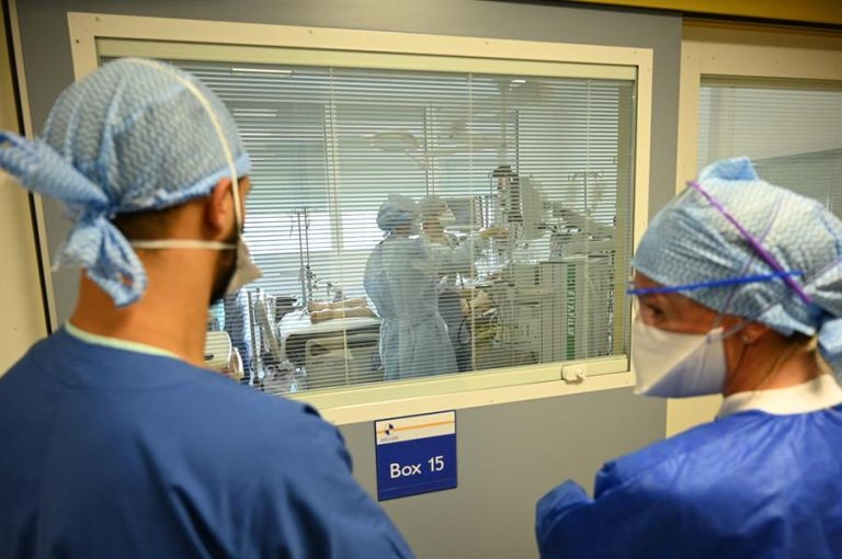 Francia: Aumentan las hospitalizaciones por COVID-19 y autoridades anuncian el cierre de bares y restaurantes