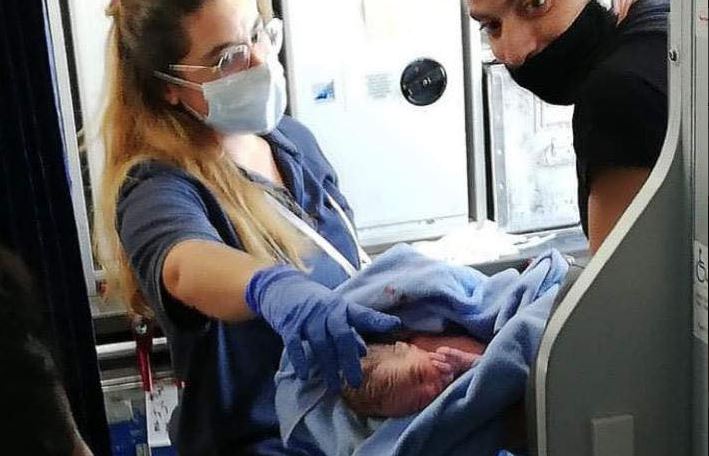 Aerolínea regaló pasajes de por vida a bebé que nació en pleno vuelo