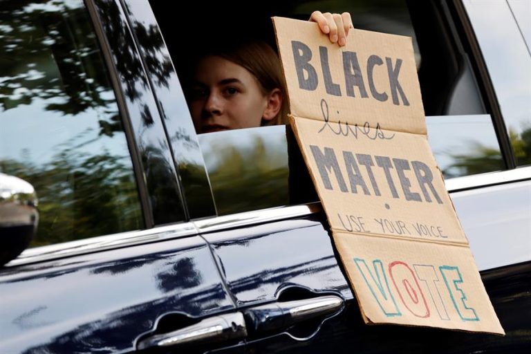 Mujer atropelló a dos personas durante protestas en Estados Unidos: Ambos están graves