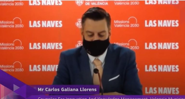 Concejal simuló hablar en inglés mientras otra persona doblaba su voz