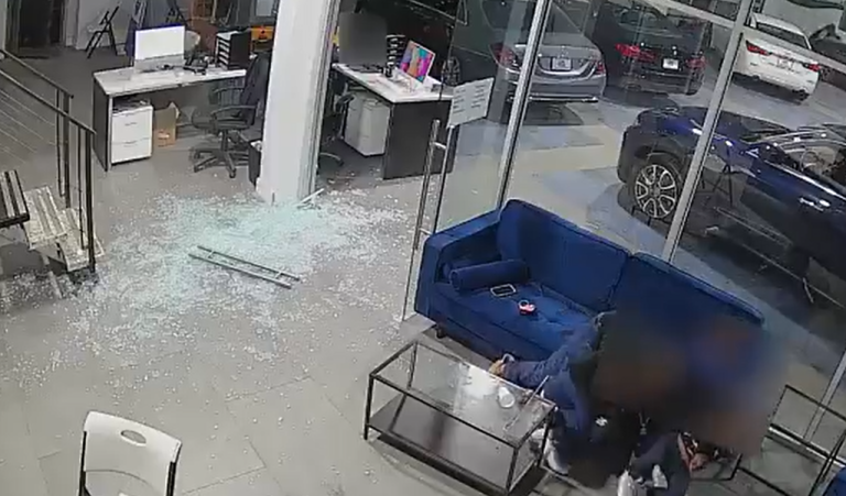 El registro en que heroico padre cubre a sus tres hijos de disparos en medio de un asalto