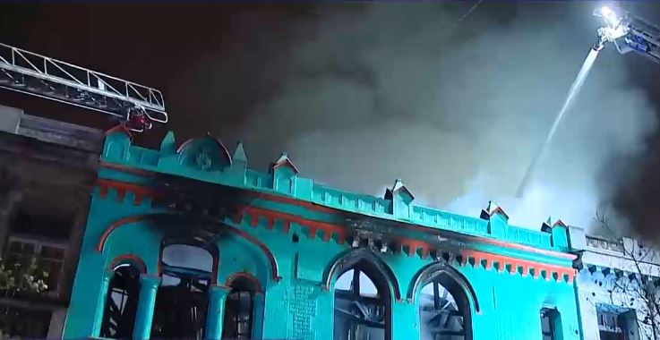 Grave incendio afectó a vivienda a metros de La Vega Central: Hay riesgo de derrumbe