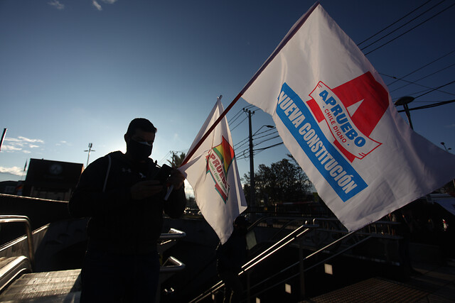 Diputadas interponen denuncia por ataque que incluyó disparo de balines a banderazo del Apruebo