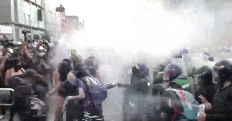 Con incidentes termina marcha feminista por el aborto legal en México