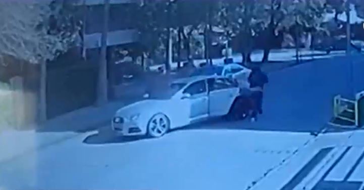 Delincuentes roban vehículo mediante una encerrona a plena luz del día