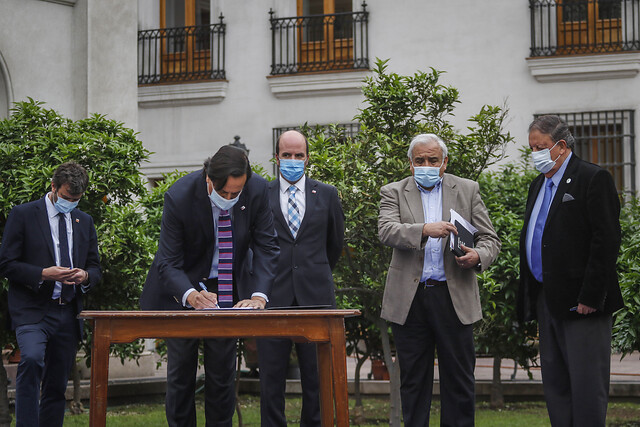 Gobierno firma acuerdo con camioneros: Pérez valora 