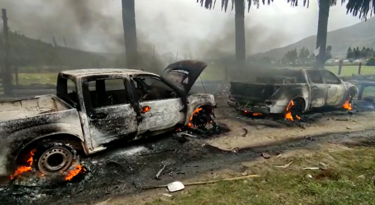 Desconocidos quemaron dos vehículos de Carabineros en medio de un operativo en Contulmo