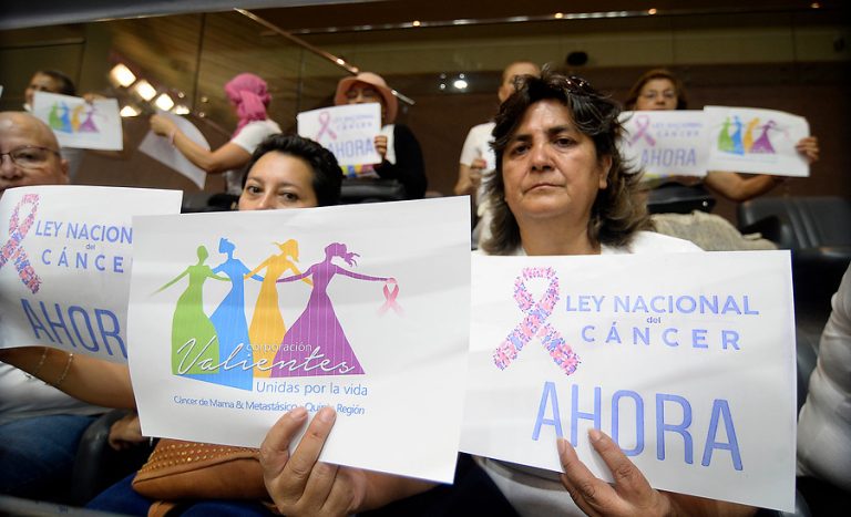 Tiene cáncer, necesita trasplante de médula y Fonasa no le cubre intervención que cuesta $100 millones