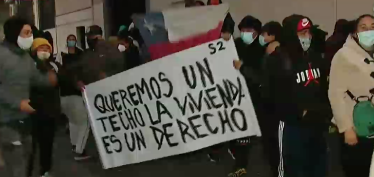 Más de 200 habitantes de campamento protestan afuera del Serviu y piden viviendas sociales