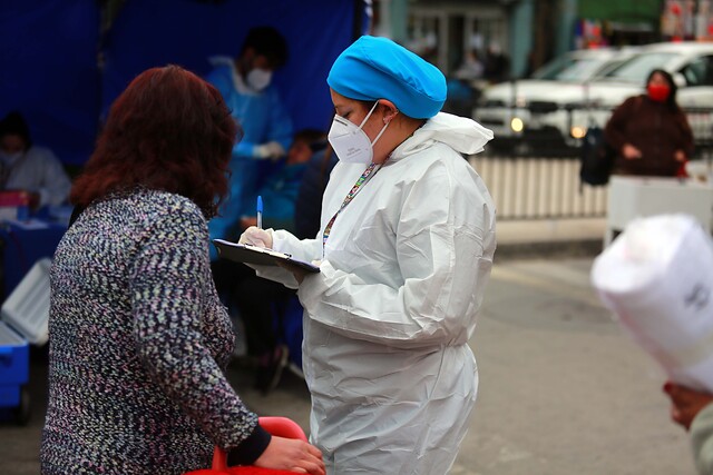 Punta Arenas, Coronel y Arica son las comunas con más casos activos, según Informe Epidemiológico