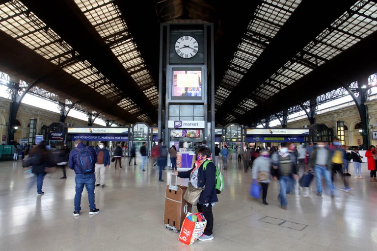 Realizan exámenes PCR preventivos ante alto flujo de pasajeros en Estación Central