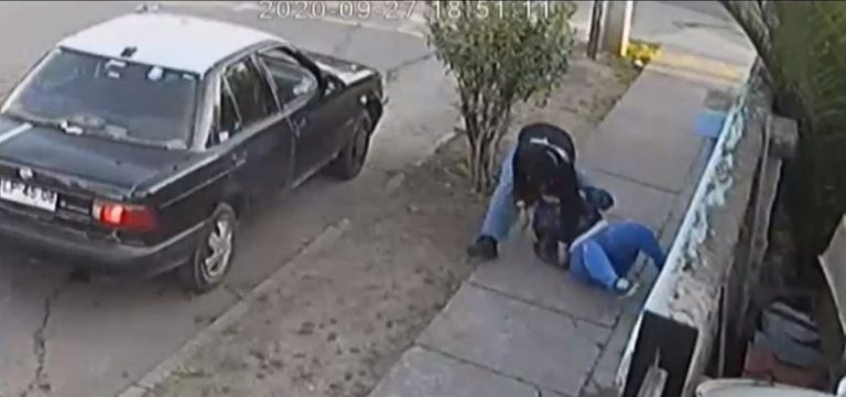 Joven sufre violento asalto cuando iba a su trabajo: Hombre la amenazó con cuchillo carnicero