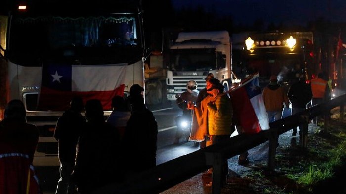 Polémica en redes sociales por fiesta de camioneros con mujeres semidesnudas en plena ruta