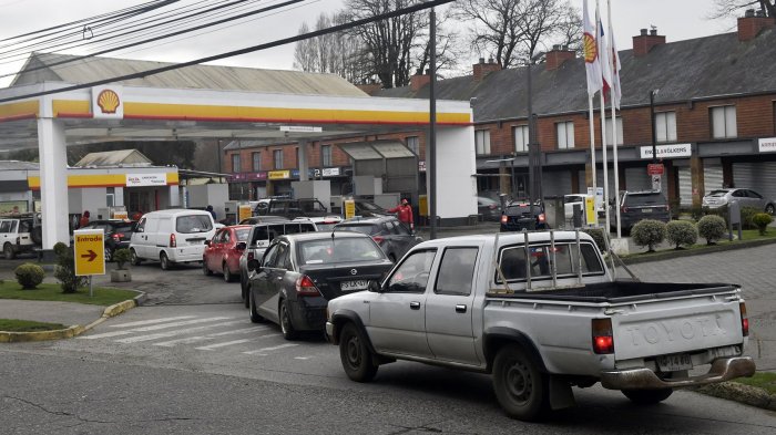 Largas filas en bencineras de Temuco: Reportan desabastecimiento de combustible