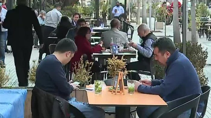 Restaurantes en Isidora Goyenechea se preparan para el primer fin de semana de reapertura