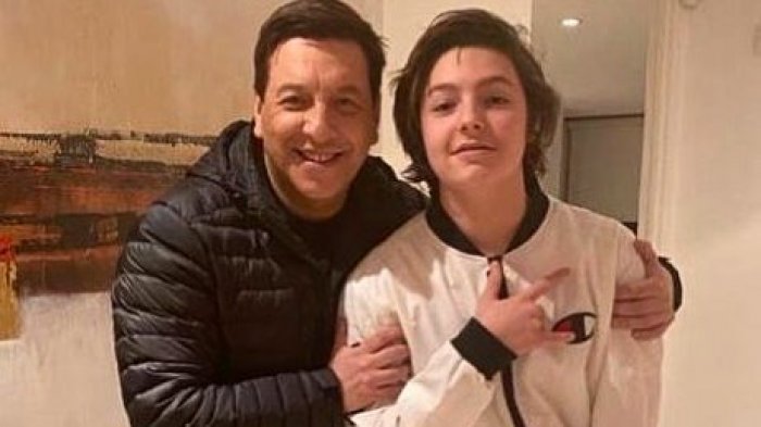 ¡Qué talento! Hijo de Julio César Rodríguez la rompe con una notable improvisación dedicada a su padre