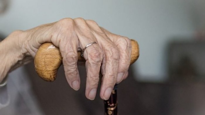 Mujer dejó en la calle a su madre de 76 años durante plena cuarentena en Linares